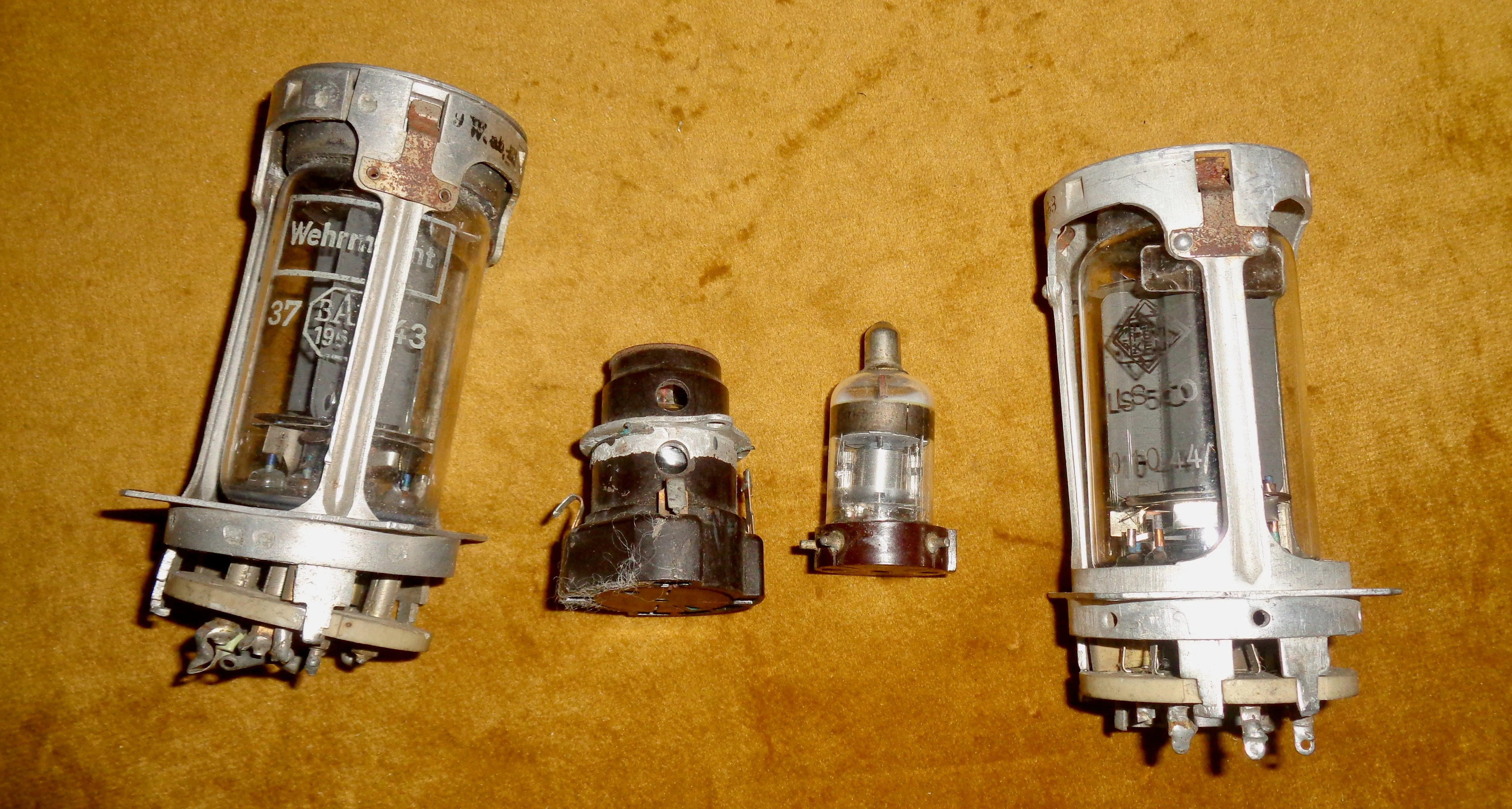 Set of Four WW2 German Telefunken Thermionic Valves